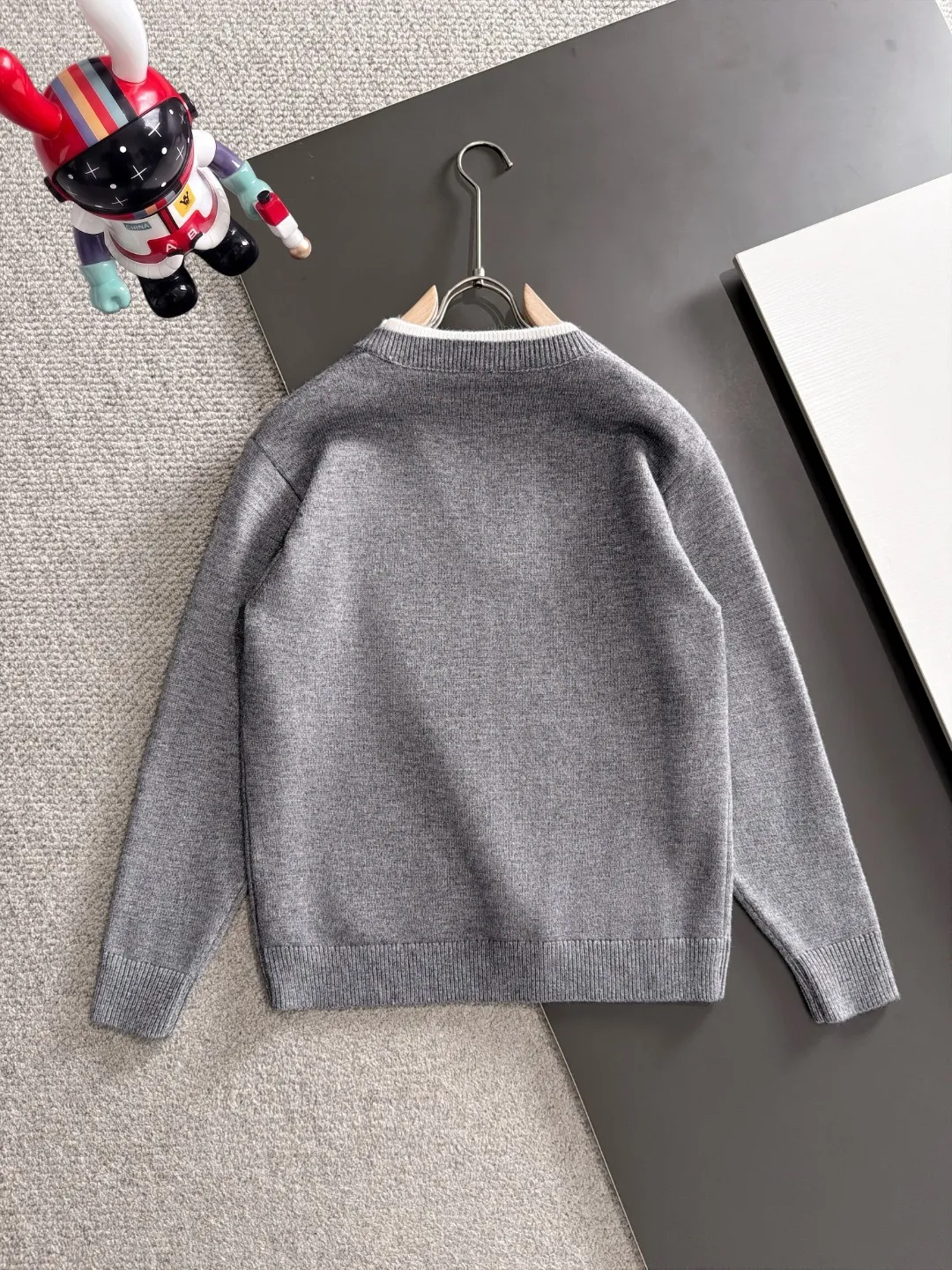 Next day shipping P195 Balenciaga high quality 2026 autumn and winter official website latest sweater, on sale at the same time at the counter Hot Sale! Specially made of wool blended fabric. It feels comfortable and can be directly in contact with the skin. The logo badge is exquisitely embroidered, which is extremely eye-catching! The details highlight the fashionable charm of big brands. Exquisite workmanship. Three-dimensional cutting style. The wearing effect is invincible and handsome! All three standards are complete! Sizes:M-3XL